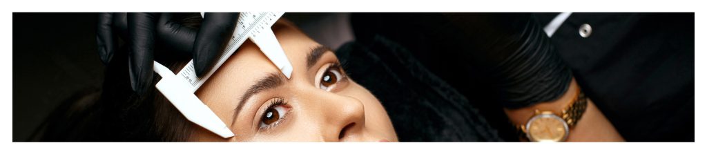 Educational Insight: For those unfamiliar with microblading, the image provides a clear understanding of the specific tools involved, helping them become more informed about the process.